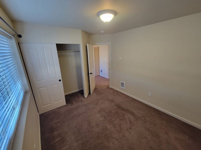 Building Photo - Spacious 3 Bedroom Home in Silverdale!
