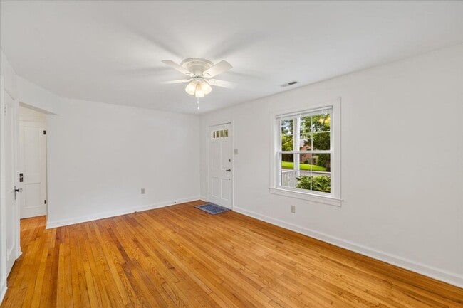 Building Photo - Cozy Home with Porch and Yard