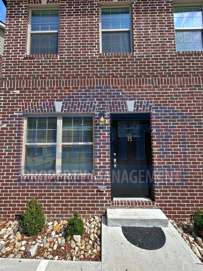 Building Photo - Two bedroom Townhome!