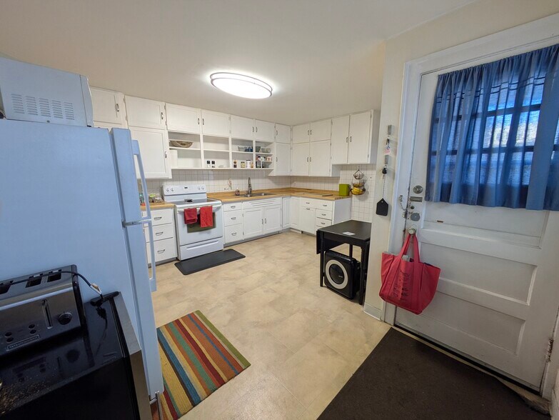 Building Photo - 2909 Knox Ave S