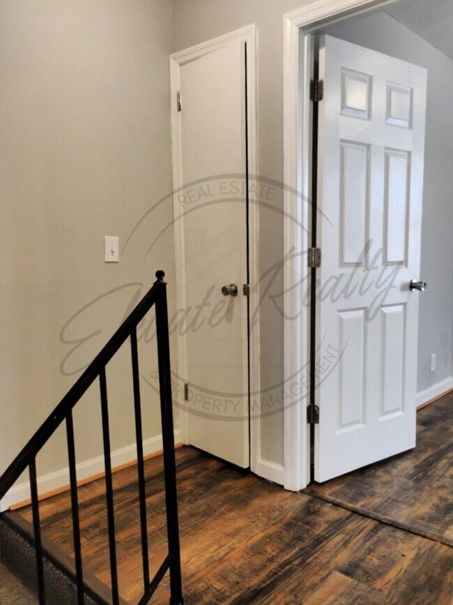 Building Photo - Two Bedroom Townhouse in North Nashville!