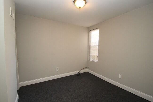 Building Photo - Updated & Lovely Harwood 3bd/1ba rowhome w...