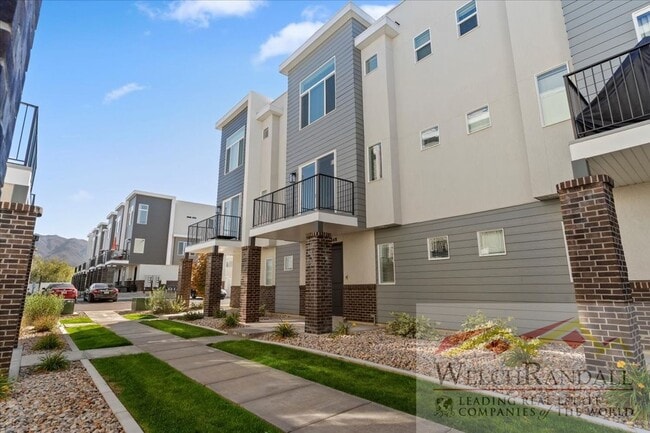Building Photo - Beautiful 3 Bed 2.5 Bath Townhome in West ...