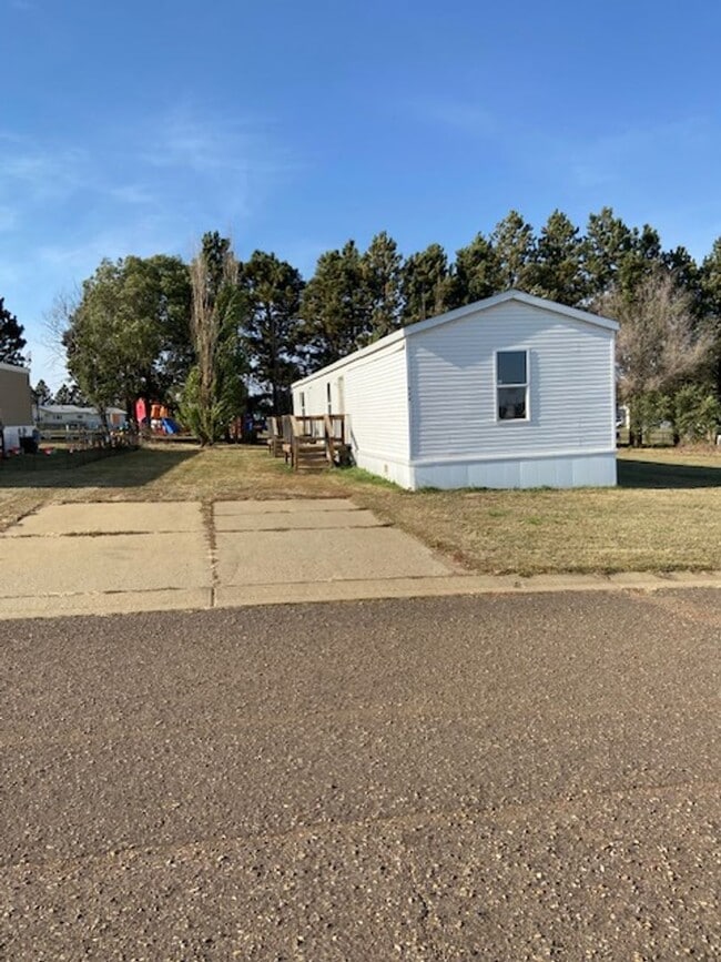 Building Photo - Nicely appointed 3bd/2ba Singlewide