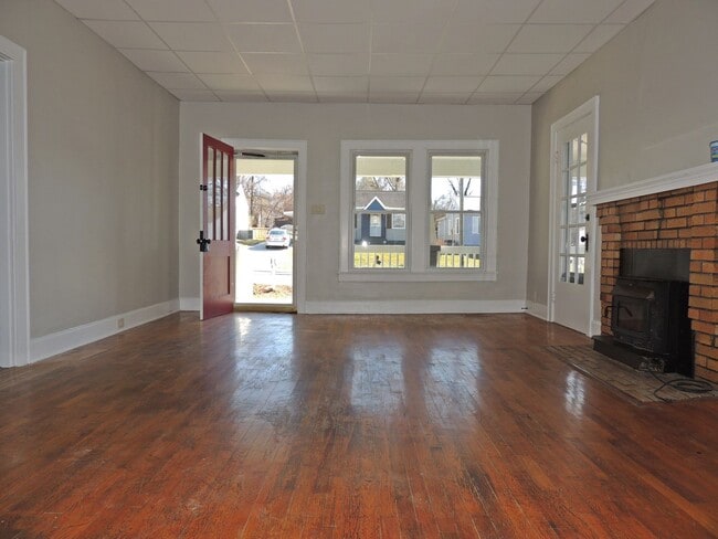 Building Photo - Two bedroom, one bath home is South Knoxville