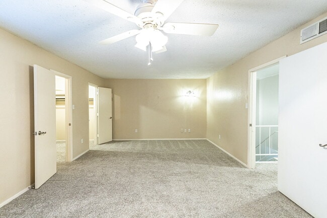 Building Photo - Spacious 2 Bedroom Townhome with Carport!