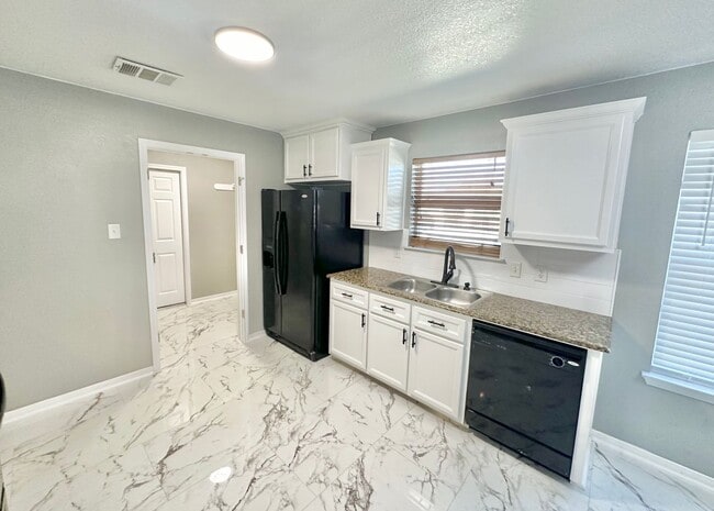 Building Photo - AVAILABLE NOW!!