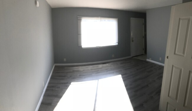 Building Photo - 2Bed/1Bath HOME!!!