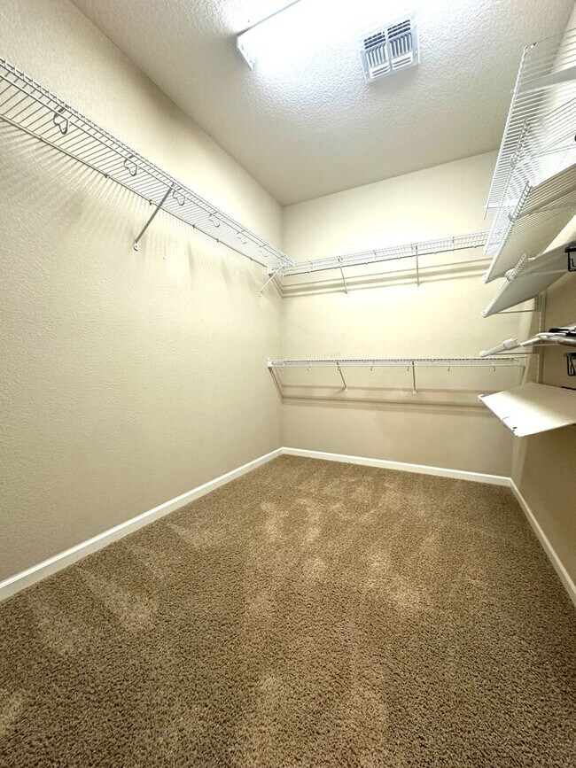 Building Photo - Spacious Home in Prime Turlock Location