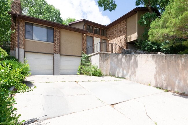 Building Photo - Enormous 4 Bed / 3 Bath Pet Friendly Home ...