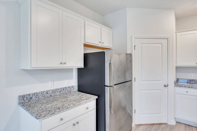 Building Photo - 4 BEDROOMS & FENCED YARD!