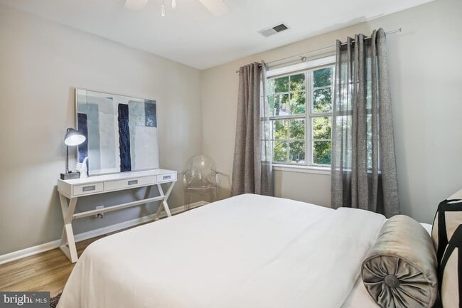 Building Photo - 2623 S Walter Reed Dr