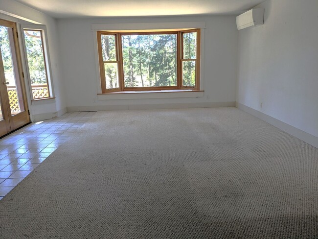 Building Photo - Roomy 4 Bed, 2 Bath