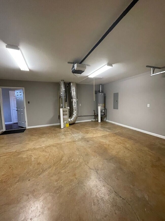 Building Photo - Maryville 37804 - 3 bedroom, 2 bath brick ...