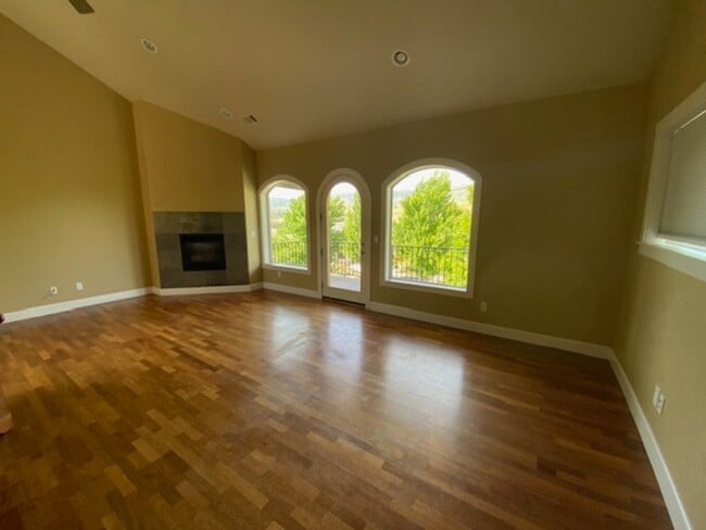 Building Photo - 528 W Nevada St