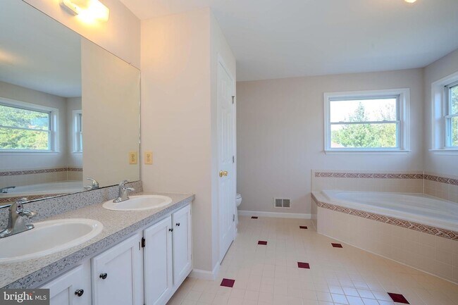 Building Photo - 27 Samantha Dr