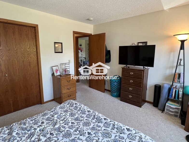Building Photo - 4128 Meadowlark Way