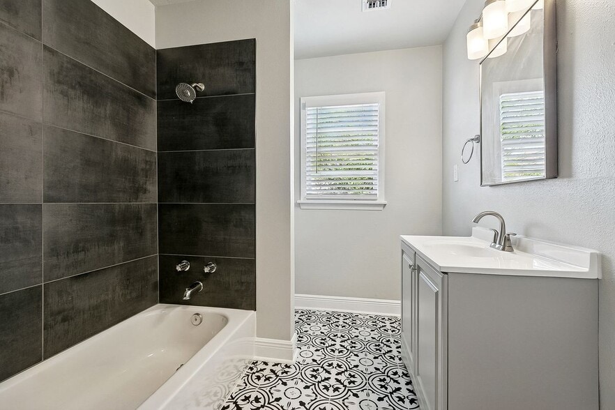 Building Photo - 710 West Dr