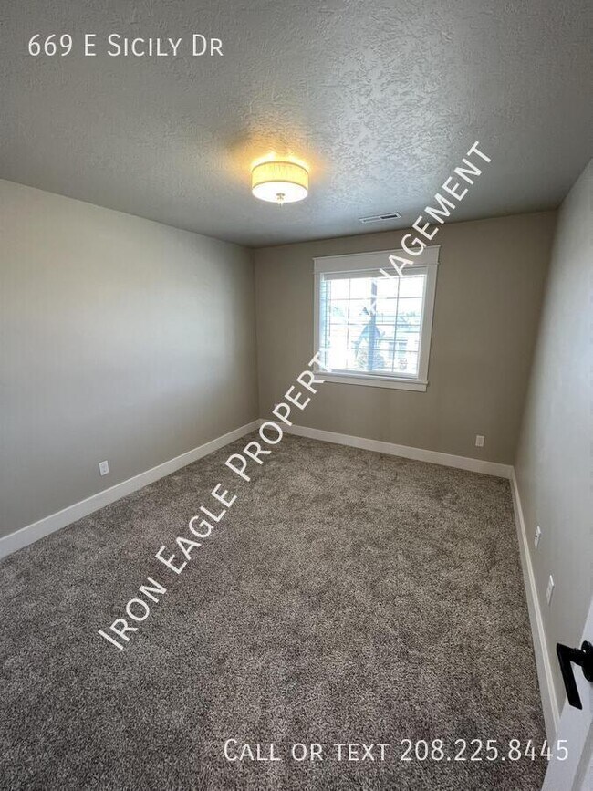 Building Photo - 669 E Sicily Dr