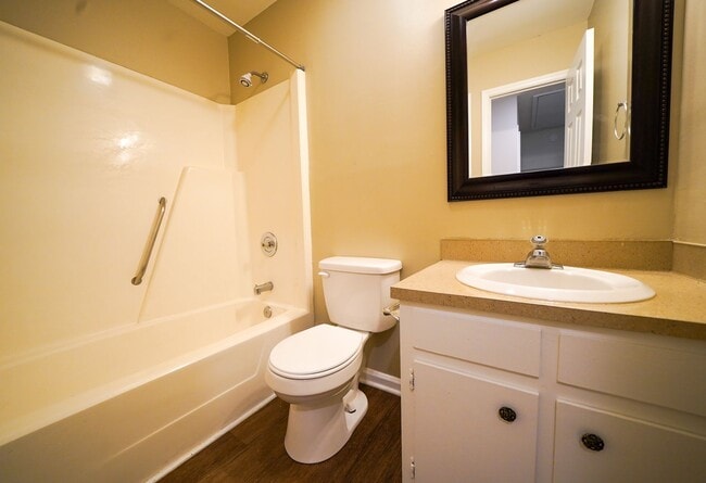 Building Photo - E. Charlotte - 3br 2ba Ranch w/Sunroom