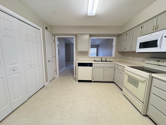 Building Photo - 2 Bedroom, 2 Bathroom Condo in High Point!