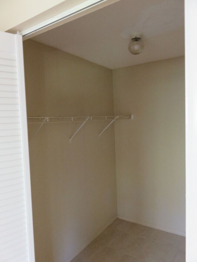 Building Photo - Open and bright 2/2 with garage