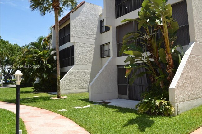 Building Photo - 303 Racquet Club Rd