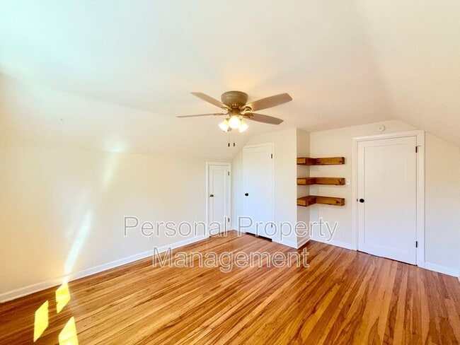 Building Photo - 4313 NE Valley View Ln