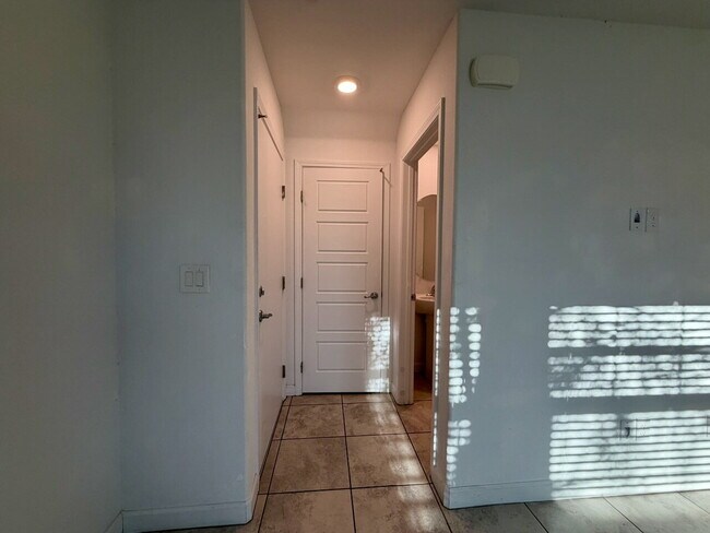Building Photo - 3 BED 2.5 BATH 2 CAR GARAGE TOWNHOUSE IN CADENCE HENDERSON WITH LOFT