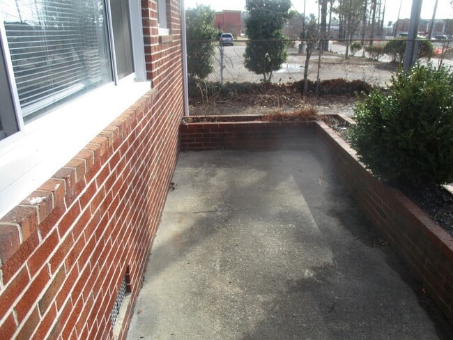 Building Photo - 110 Longhill Rd