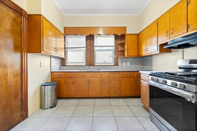 Building Photo - 32 Pearsall Ave