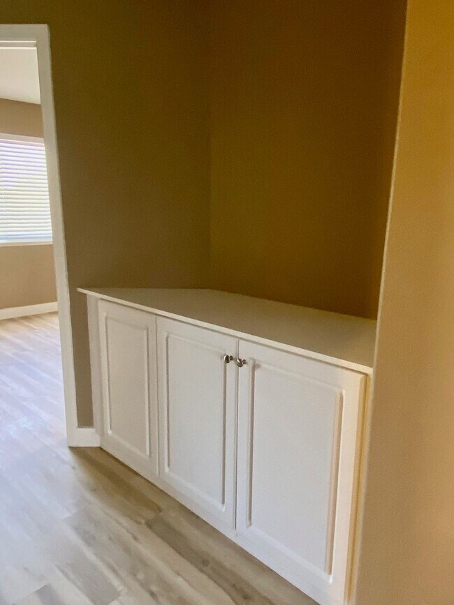 Building Photo - 4 bedroom close to freeway, parks and shopping