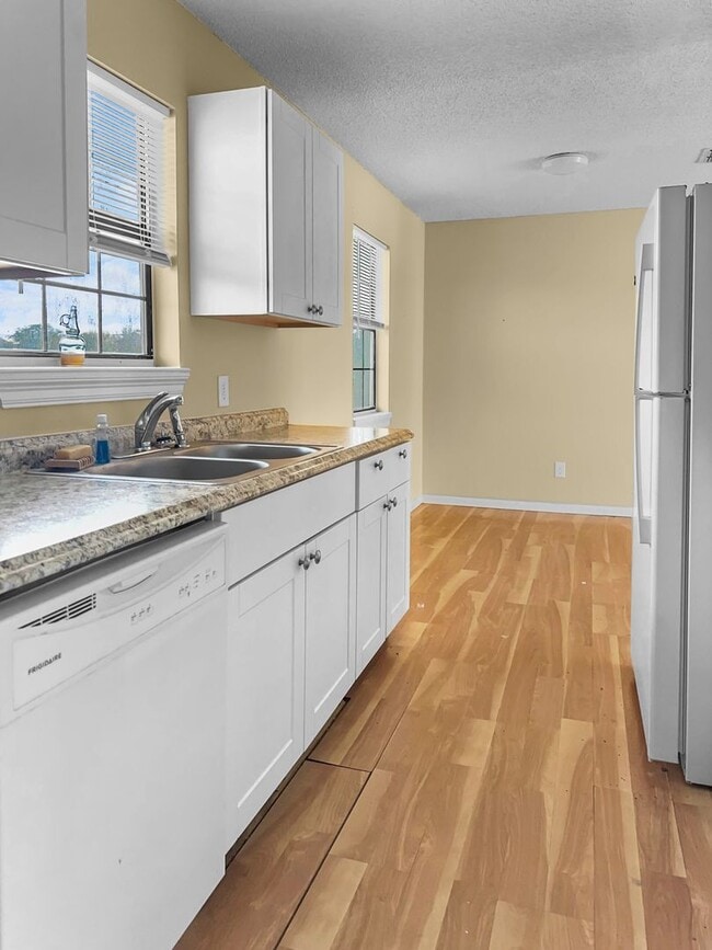 Building Photo - 276 Daffin Pl