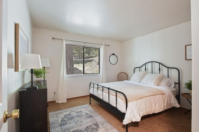 Building Photo - Cozy Armstrong Tract Long Term Furnished L...
