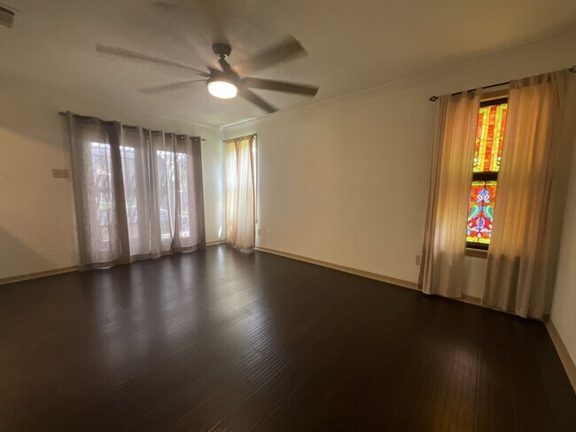 Building Photo - 530 Hilliard Dr