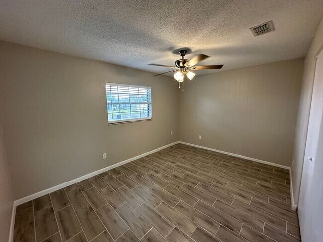 Building Photo - 3 bed 2 bath home available