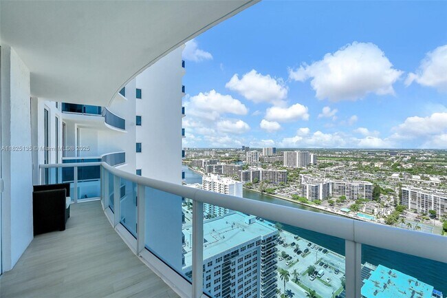 Building Photo - 2711 S Ocean Dr