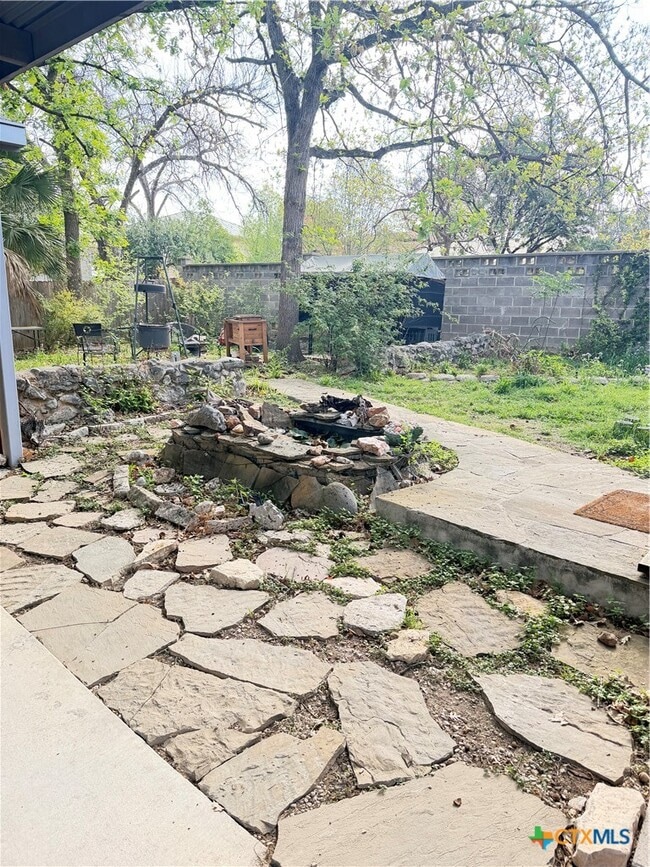 Building Photo - 365 S Sycamore Ave