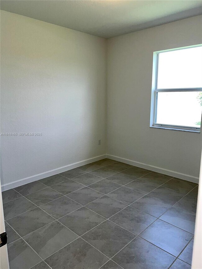 Building Photo - 2929 SE 23rd Ave