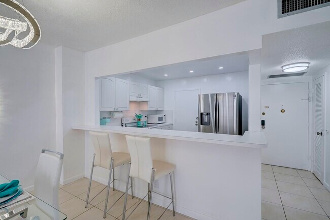 Building Photo - 3725 S Ocean Dr