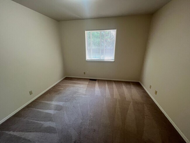 Building Photo - NE Bend 3 Bed/2 Bath Single Family Home - ...