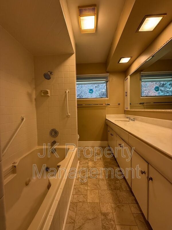 Building Photo - 1726 Alder Dr