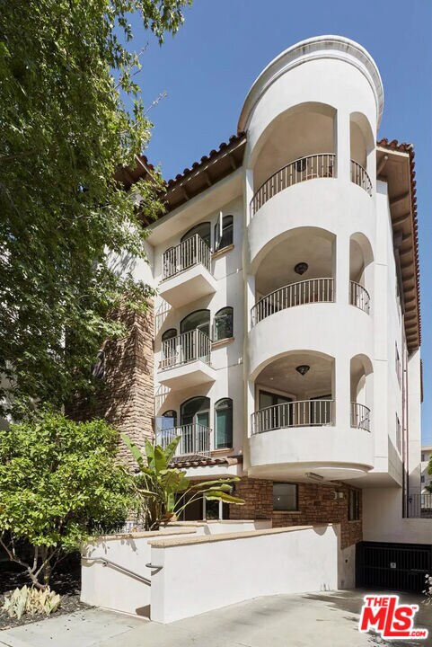 Building Photo - 320 S Swall Dr