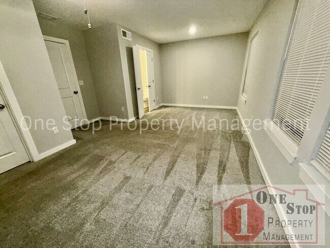 Building Photo - 3 Bedroom / 2.5 Bathroom Townhome in Louis...