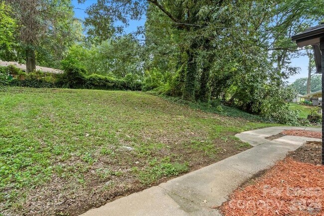 Building Photo - 2430 Dora Dr