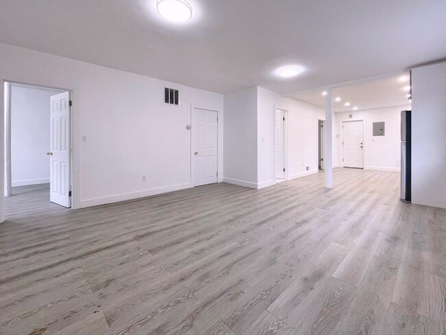 Building Photo - 389 Monmouth St