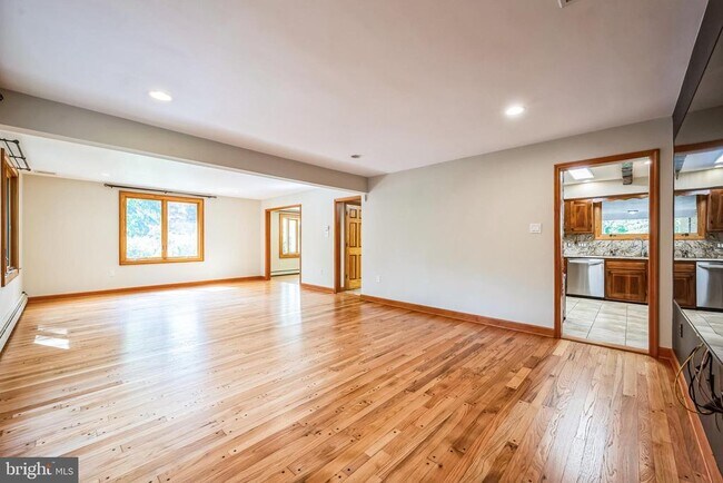 Building Photo - 3574 Glenway Rd
