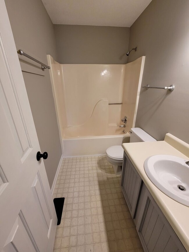 Building Photo - 3 BR Townhome in Creekside Village!