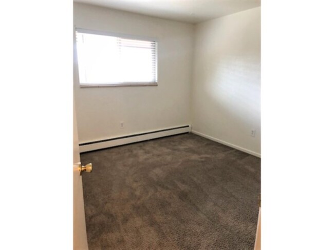 Building Photo - MOVE IN READY!! Charming 2 bedroom 1 bath ...