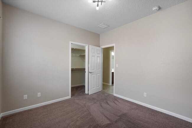Building Photo - 224 Valle Alto Dr NE